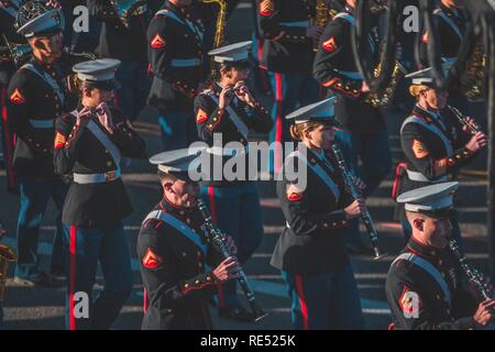 Corpo della Marina degli Stati Uniti West Coast nastro composito esegue presso la 130annuale Rose Bowl Parade di Pasadena, CA. Il 1 gennaio 2019. Il corpo della marina degli Stati Uniti West Coast nastro composito era composta di Marines dal 1° Divisione Marine Band, terzo aeromobile Marine Division Band, e la banda di Marina di San Diego. Hanno suonato musica di tradizione militare di presentare il patriottismo e la coesione attraverso la musica tra i militari e il popolo americano. Foto Stock