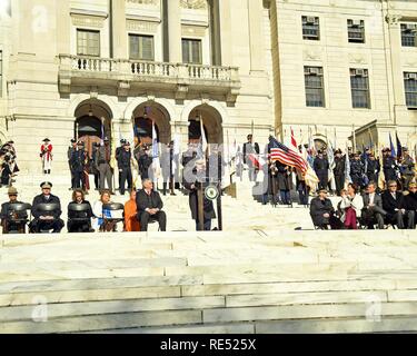 Principali Jeffrey Lessard, membro Public Affairs Officer, Rhode Island National Guard accoglie i partecipanti alla cerimonia di inaugurazione di Rhode Island il settantacinquesimo governatore, gli onorevoli Gina Raimondo tenuto sullo stato Prato casa di Providence, Rhode Island, 1 gennaio 2019. Stati Uniti Air National Guard Foto Stock