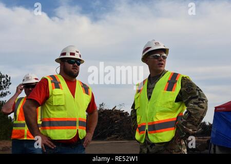 Lt. Col. Steve Peterson, vice comandante di distretto per il distretto di Savannah, riceve un aggiornamento dal tecnico residente Blake Tillery durante una visita in loco all'Aeroporto Donalsonville detriti sito di gestione nella Contea di Seminole nel sud-ovest della Georgia Gen 2, 2019. Durante la sua visita, egli ha incontrato con Corps i soccorritori e ha ricevuto una stivali-su-il-aggiornamento di massa di come la rimozione di detriti missione nel sud-ovest della Georgia in risposta a uragano Michael è stato progredendo. Anche durante la sua visita, Peterson ha presentato diversi dipendenti con premi e li ha ringraziati per dare loro il tempo di rispondere a questa catastrofe. Foto Stock