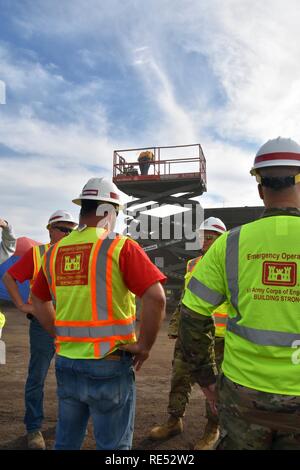 Lt. Col. Stephen Peterson, vice comandante di distretto per il distretto di Savannah, ha condotto una visita in loco presso all'Aeroporto Donalsonville detriti sito di gestione nella Contea di Seminole nel sud-ovest della Georgia Gen 2, 2019. Durante la sua visita, egli ha incontrato con Corps i soccorritori e ha ricevuto una stivali-su-il-aggiornamento di massa di come la rimozione di detriti missione nel sud-ovest della Georgia in risposta a uragano Michael è stato progredendo. Anche durante la sua visita, Peterson ha presentato diversi dipendenti con premi e li ha ringraziati per dare loro il tempo di rispondere a questa catastrofe. (USACE Foto Stock