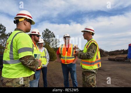 Lt. Col. Stephen Peterson, vice comandante di distretto per il distretto di Savannah, ha condotto una visita in loco presso all'Aeroporto Donalsonville detriti sito di gestione nella Contea di Seminole nel sud-ovest della Georgia Gen 2, 2019. Durante la sua visita, egli ha incontrato con Corps i soccorritori e ha ricevuto una stivali-su-il-aggiornamento di massa di come la rimozione di detriti missione nel sud-ovest della Georgia in risposta a uragano Michael è stato progredendo. Anche durante la sua visita, Peterson ha presentato diversi dipendenti con premi e li ha ringraziati per dare loro il tempo di rispondere a questa catastrofe. (USACE Foto Stock