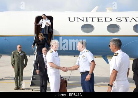 KEY WEST, FL (GEN. 4, 2019) Adm. Craig Faller, U.S. Comando Sud e vice Assistente Segretario della Difesa per l Emisfero Occidentale Sergio de la Peña sono accolti alla Naval Air Station Key West Boca Chica Campo di comune interagenzie Task Force Sud Direttore Adm posteriore. Pat DeQuattro. Faller è arrivato davanti al presidente panamense Juan Carlos Varela, che visitò SOUTHCOM JIATF del Sud per imparare circa il comando della missione di condurre la rilevazione e il monitoraggio delle attività in tutta la loro comune Area Operativa per facilitare l'interdizione del traffico illecito di supporto di livello nazionale e Foto Stock