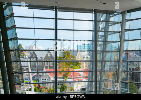 CHRISTCHURCH, Nuova Zelanda - 10 ottobre 2018; contrastanti gli stili architettonici ed epoche guardando attraverso la moderna facciata in vetro e acciaio per skyline della città Foto Stock