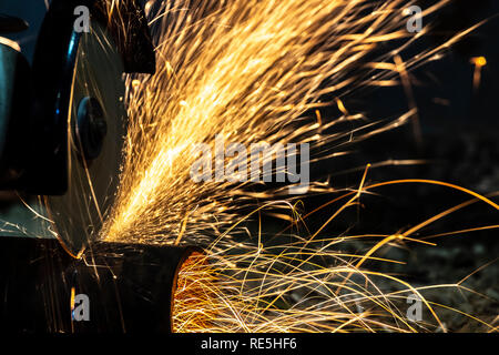 Un flusso di scintille luminose dal taglio di metallo. Foto Stock
