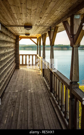 La veranda di una casa in legno con una bellissima vista del fiume. Foto Stock