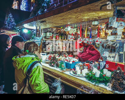 Candele in cera d'api in vendita su un mercato di Natale in stallo Foto  stock - Alamy