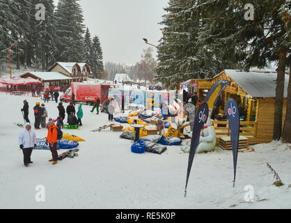 Poiana Brasov, Romania - 26 dicembre 2018: la folla di gente che è venuta a Poiana Brasov resort durante le vacanze invernali di sci, sled o godere di uno scarpone da snowboard Foto Stock