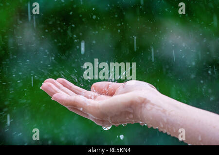 Close-up di wet mani femminili in Rain Foto Stock