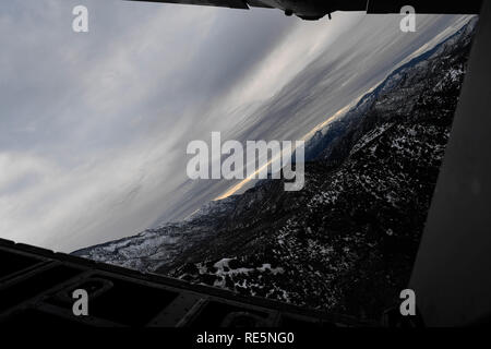 Equipaggio dal 9 Special Operations Squadron condotta a basso livello di formazione di volo in un MC-130J Commando II durante il guerriero di smeraldo/Trident alla Naval Air Station North Island, California, 16 gennaio 2019. Il Guerriero di smeraldo/Trident è il più grande comune di operazioni speciali esercizio dove U.S. Il Comando Operazioni Speciali treno le forze per rispondere alle varie minacce in tutto lo spettro di un conflitto. (U.S. Air Force photo by Staff Sgt. Erin Piazza) Foto Stock