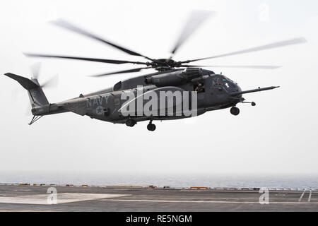 Un MH-53E mare Dragon, assegnato alla miniera di elicottero contromisure Squadron (HM) 15, si prepara a terra come si trasporta il Capo di operazioni navali (CNO) Adm. John Richardson e Master Chief Sottufficiali della Marina (MCPON) Russell Smith per il ponte di volo della portaerei USS John C. Stennis CVN (74) durante una visita alla nave nel Golfo Arabico, Gennaio 19, 2019. Mentre a bordo, Richardson e Smith impegnato con la leadership, osservate le operazioni di bordo e reenlisted 22 marinai di nave hangar bay. John C. Stennis Strike gruppo è distribuito negli Stati Uniti Quinta Flotta area di operati Foto Stock