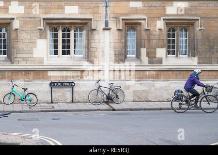 Un ciclista scorre oltre la parete esterna di Exeter College, Università di Oxford, Inghilterra, il Turl Street. Foto Stock
