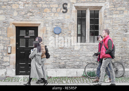 Quattro studenti a piedi passato il fascio Hall, un quindicesimo secolo del Corpus Christi College, Università di Oxford, Inghilterra, dove Thomas Willis vissuto in Foto Stock