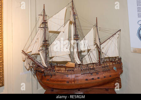 Modello di Cook HMS Endeavour nave nella Captain Cook Memorial Museum, Uva Lane, Whitby, North Yorkshire, Inghilterra, Regno Unito Foto Stock