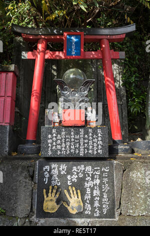 Kumamoto, Giappone - 13 Novembre 2018: Kumamoto Inari santuario con una sfera azzuro e golden handprints con in lettere cinesi dicendo: rendere qualsiasi desiderio Foto Stock