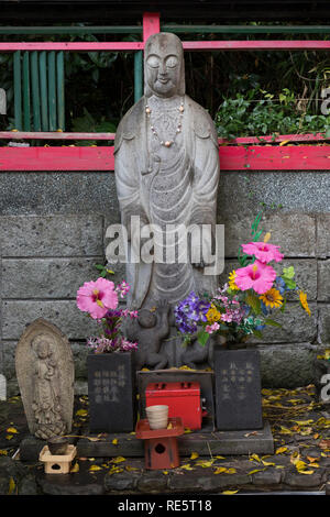 Kumamoto, Giappone - 13 Novembre 2018: antica statua di pietra e santuario a Kumamoto jo Inari shrine in autunno Foto Stock