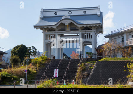 Kumamoto, Giappone - 13 Novembre 2018: Porta Niomon a Honmyo-ji il tempio è stato ricostruito dopo il terremoto di terra Foto Stock