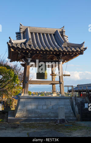 Kumamoto, Giappone - 13 Novembre 2018: Bonsho, campana buddista, un grande tempio bell a motivi di Honmyo-ji Foto Stock