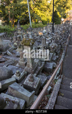 Kumamoto, Giappone - 13 Novembre 2018: rotto lanterne di pietra accanto alla scalinata della Honmyo-ji il tempio dopo la terra quake nel 2016 Foto Stock