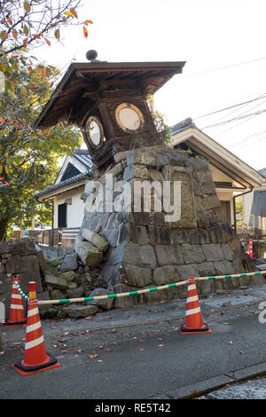 Kumamoto, Giappone - 13 Novembre 2018: rotto lanterna di pietra al Honmyo-ji il tempio dopo la terra quake nel 2016 Foto Stock