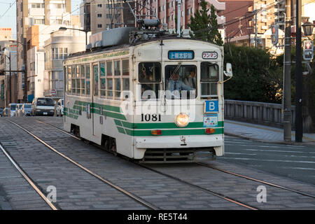 Kumamoto, Giappone - 13 Novembre 2018: retrò tram elettrico in Nagasaki Foto Stock