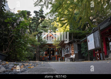 Kumamoto, Giappone - 14 Novembre 2018: Kamitoricho Tempio nascosto nel centro della città di Kumamoto Foto Stock