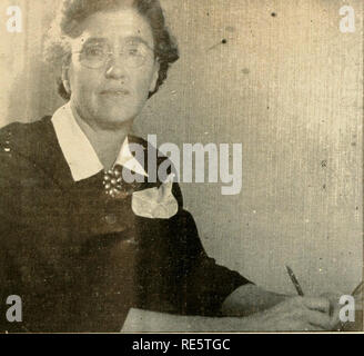 . Cranberries; : la nazionale rivista di mirtillo palustre. Mirtilli rossi. CRANBERRIES PHOTO MRS. MABELLE KELLEY EF E. Kelley, tornò a Ware- prosciutto, portando la sua famiglia indietro con lui e nel 1913 Joe è stato dato lavoro come caposquadra della stazione, essendo prima sotto Carl B. Urann, che poi è stato chief bog presidente. Joe il padre è stato successivamente bog foreman alla stazione, anche. Assistito il dottor Franklin con stato assistente della Torbiera Kelley ha aiutato di. Azionare Frankhn dodici ettari di torbiere alla stazione, e ha fatto il suo stint di guardare e di allagamento dello Stato Bog su frosty notti. Questo è stato un angolo del suo lavoro, whi e t Foto Stock