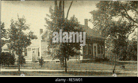 . Cranberries; : la nazionale rivista di mirtillo palustre. Mirtilli rossi. •V X. CRANBERRIES foto vecchia Nuova Inghilterra agriturismo a Norton bog. In precedenza, il Norton Bog. Costa, ma non più crescente mare- figlio. Vi è un inizio di tipo farm house sulla proprietà in cui il caposquadra ora vive e dove i membri della famiglia di Hammond hanno vissuto a volte. Il caposquadra è Edwin Nieme, e suo figlio, Eino, viene anche impiegato. La schermata- house e un certo numero di piccole abitazioni per i lavoratori (più usato in precedenza rispetto a quello attuale) sono oth- er edifici sulla proprietà. Questo bog è il più grande in Norton. Ci sono numerose torbiere precoce in th Foto Stock