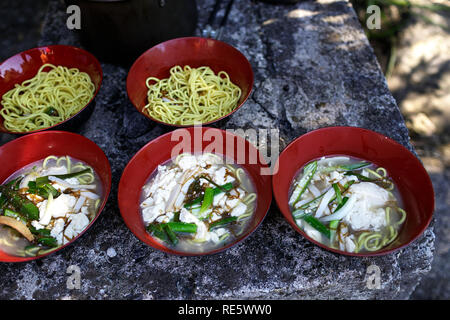 Zuppa giapponese con tofu in rosso bocce Foto Stock