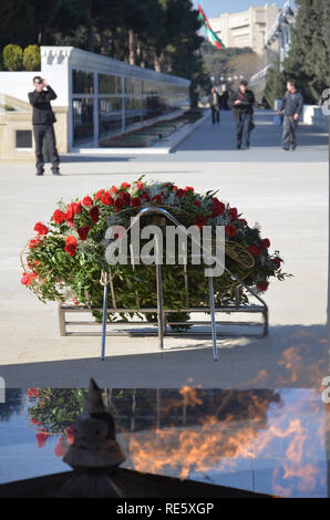 Azerbaigian, Baku, 20 gennaio 2011. Le persone che visitano Vicolo dei martiri su anniversario del xx gennaio tragedia quando esercito sovietico ha attaccato Baku nel 1990, ki Foto Stock