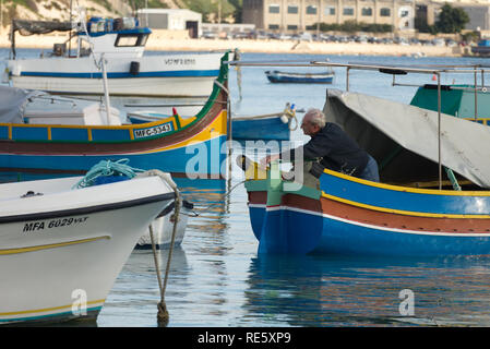 Marsaxlokk / Malta : 30 Novembre 2018: pescatore sono di ritorno al porto di Marsaxlokk con le loro catture di pesce Foto Stock