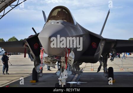 Un U.S. Air Force F-35 Joint Strike Fighter (Lightning II) jet in un hangar. Questo F-35 è assegnato alla trentatreesima Fighter Wing a Eglin Air Force Base. Foto Stock