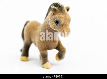 Poco figurina di un pony marrone su sfondo bianco. Foto Stock