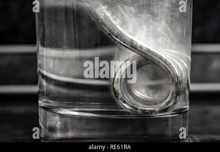 Caldaia portatile in un bicchiere d'acqua. Foto Stock