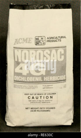 . Cranberries; : la nazionale rivista di mirtillo palustre. Mirtilli rossi. Ora il nome è NOROSAC 4G-DICHLOBENIL erbicida Coltivatori di mirtillo palustre... leggi circa la notevole 2 pollici barriera che ha appena talcen su un nuovo nome e una nuova società. Coltivatori di mirtillo palustre sono state introdotte per la prima volta di dichlobenil herbi- cide nei tardi anni sessanta. Essa è stata laprima veramente efficace strumento per il controllo di un ampio spettro di infestanti senza danneggiare le piante. Dopo tutti questi anni il prodotto è ancora pro- viding risultati eccezionali. Esso non ha cambiato, e né hanno la gente. Ma siamo lieti di presentarvi il suo nuovo nameand la compa Foto Stock