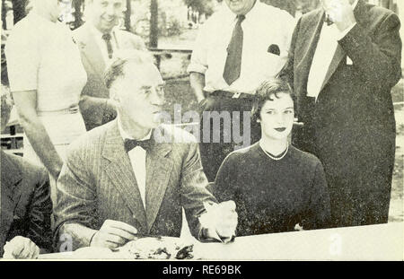 . Cranberries; : la nazionale rivista di mirtillo palustre. Mirtilli rossi. Betty al Festival di mirtillo palustre con Christian Herter, una regina di mirtillo palustre e tardo Marcus L. Urann, estrema destra. Bauman (foto). Si prega di notare che queste immagini vengono estratte dalla pagina sottoposta a scansione di immagini che possono essere state migliorate digitalmente per la leggibilità - Colorazione e aspetto di queste illustrazioni potrebbero non perfettamente assomigliano al lavoro originale. Portland, CT [ecc. ] : Taylor Pub. Co. [Ecc. ] Foto Stock