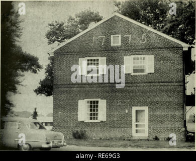 . Cranberries; : la nazionale rivista di mirtillo palustre. Mirtilli rossi. Il restaurato 1775 Quaker Mceiing Piousf Doehlerts vivono in rimodellato Meeting House di Charles A. Doehlert, andato in pensione nel 1059 come associare ricerca personale specializzato presso il New Jersey Cran- 'berry-mirtillo Esperimento Stazione e ora denominata New Jersey campo- uomo per il marketing di mirtillo palustre o- der è stato vivere con soddisfazione in una antica casa, che egli ha avuto convertito in un più vmusual abitare- ing. Questa casa del Doehlerts, Charlie e Irene, è stata il centro di grande interesse e visitata da gruppi e individui che desiderano- ed a vedere Foto Stock