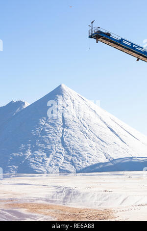 Sale bianco montagna su sfondo blu, l'immagine ad alta risoluzione e dimensione Foto Stock