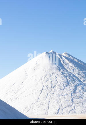 Sale bianco montagna su sfondo blu, l'immagine ad alta risoluzione e dimensione Foto Stock