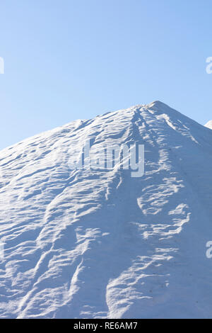 Sale bianco montagna su sfondo blu, l'immagine ad alta risoluzione e dimensione Foto Stock