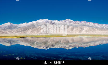 Bulunkul lungo la strada del Pamir, presi in Tagikistan nel mese di agosto 2018 tenuto in hdr Foto Stock