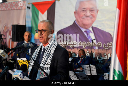 Beirut, Libano. Xx gen, 2019. Il primo ministro palestinese Rami Hamdallah prende parte la Palestinian-Lebanese la celebrazione dei matrimoni, in Libano, il 19 gennaio 2019 Credit: Primo Ministro Ufficio APA/images/ZUMA filo/Alamy Live News Foto Stock