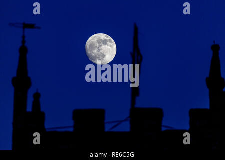 Zennor, Cornwall, Regno Unito. 19 gennaio 2019. La luna al di sopra della chiesa locale durante il lupo sangue Supermoon Credito: Mike Newman/Alamy Live News. Foto Stock