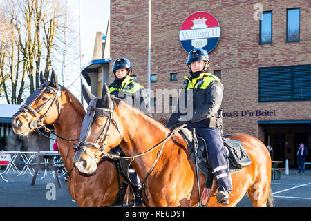 TILBURG, Paesi Bassi, 20-01-2019, calcio, Koning Willem II stadium, olandese eredivisie, stagione 2018/2019, un sacco di polizia presso lo stadio prima della partita Willem II - NAC, Foto Stock