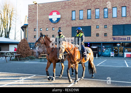 TILBURG, Paesi Bassi, 20-01-2019, calcio, Koning Willem II stadium, olandese eredivisie, stagione 2018/2019, un sacco di polizia presso lo stadio prima della partita Willem II - NAC, Foto Stock