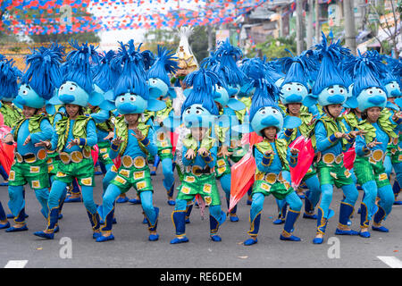 Cebu City, Filippine. 20 gen 2019. Sinulog Festival,Grand Street Parade,uno dei più grandi festival di strada nelle Filippine,si svolge la terza domenica di gennaio. Gruppi di Ballo procedere attraverso la città di eseguire la loro routine set,essendo giudicato lungo il percorso e infine eseguire presso il Centro Sportivo.La manifestazione fa parte di Sinulog (Fiesta Señor) - a nove giorni di festa religiosa in onore del Santo Nino de Cebu (Santo Bambino di Cebu). Credito: galleria immagini2/Alamy Live News Foto Stock