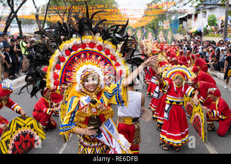 Cebu City, Filippine. 20 gen 2019. Sinulog Festival,Grand Street Parade,uno dei più grandi festival di strada nelle Filippine,si svolge la terza domenica di gennaio. Gruppi di Ballo procedere attraverso la città di eseguire la loro routine set,essendo giudicato lungo il percorso e infine eseguire presso il Centro Sportivo.La manifestazione fa parte di Sinulog (Fiesta Señor) - a nove giorni di festa religiosa in onore del Santo Nino de Cebu (Santo Bambino di Cebu). Credito: galleria immagini2/Alamy Live News Foto Stock