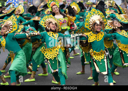 Cebu City, Filippine. 20 gen 2019. Sinulog Festival,Grand Street Parade,uno dei più grandi festival di strada nelle Filippine,si svolge la terza domenica di gennaio. Gruppi di Ballo procedere attraverso la città di eseguire la loro routine set,essendo giudicato lungo il percorso e infine eseguire presso il Centro Sportivo.La manifestazione fa parte di Sinulog (Fiesta Señor) - a nove giorni di festa religiosa in onore del Santo Nino de Cebu (Santo Bambino di Cebu). Credito: galleria immagini2/Alamy Live News Foto Stock