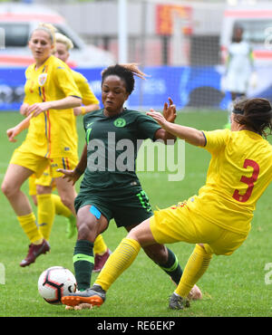 Wuhua, la Cina della provincia di Guangdong. Xx gen, 2019. Francisca Ordega (C) della Nigeria compete durante il confronto tra la Romania e la Nigeria al team CFA China International Calcio femminile torneo Wuhua Meizhou 2019 in Wuhua, Cina del sud della provincia di Guangdong, 20 gennaio, 2019. Credito: Deng Hua/Xinhua/Alamy Live News Foto Stock