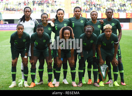 Wuhua, la Cina della provincia di Guangdong. Xx gen, 2019. I giocatori della Nigeria pongono davanti alla corrispondenza tra la Romania e la Nigeria al team CFA China International Calcio femminile torneo Wuhua Meizhou 2019 in Wuhua, Cina del sud della provincia di Guangdong, 20 gennaio, 2019. Credito: Deng Hua/Xinhua/Alamy Live News Foto Stock