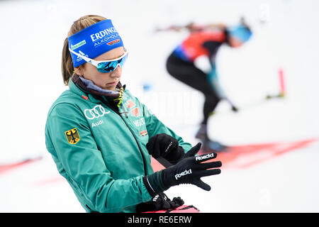 Ruhpolding in Germania. Xix gen, 2019. Biathlon: Coppa del Mondo di calcio, 4 x 6 km per la staffetta femminile in Chiemgau Arena. Franziska Preuß dalla Germania è al tiro poligono di tiro. Credito: Matthias esitano di fronte/dpa/Alamy Live News Foto Stock